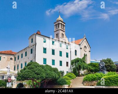 Sibenik, Gespanschaft Sibenik-Knin, Dalmatien, Kroatien. Kirche und Kloster des heiligen Franziskus. Stockfoto