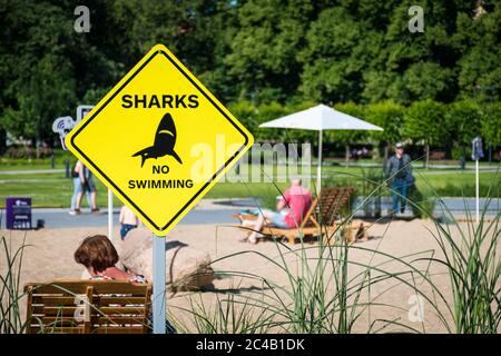 Haie, kein Schwimmen, gelbe und schwarze Warnzeichen oder Signal am Strand Stockfoto