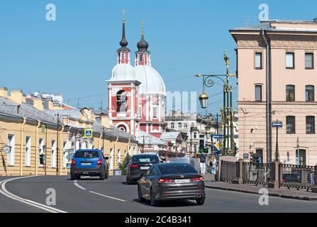 Sankt Petersburg, Russland – 17. Juni 2020: Die Autos auf der Panteleymonovsky Brücke. Im Hintergrund befindet sich die orthodoxe Kirche St. Panteleimon in der Pestel-Straße. Stockfoto