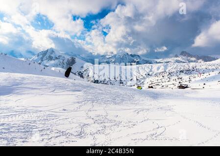 Menschen Kiteskifahren in einer herrlichen schneebedeckten Berglandschaft in den europäischen Alpen an einem sonnigen Wintertag Stockfoto