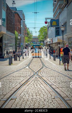 NORRKOPING, SCHWEDEN - 13. JUNI 2020: Das Straßenbahnnetz Norrkoping ist ein System von Straßenbahnen, die einen Hauptteil der öffentlichen Verkehrsmittel in N bilden Stockfoto