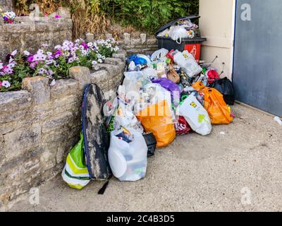 Poole, Großbritannien. Juni 2020. Bournemouth, Großbritannien. Donnerstag, 25. Juni 2020. Bournemouth Beach zieht Hunderttausende von Menschen an dem heißesten Tag des Jahres bisher. Große Mengen an Abfall bleiben übrig. Quelle: Thomas Faull/Alamy Live News Stockfoto