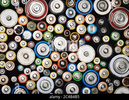 Entlegene gebrauchte Batterien verschiedener Typen (C AA AAA D 9V) gesammelt für das Recycling - toxische Abfälle und Umweltprobleme Konzept Stockfoto