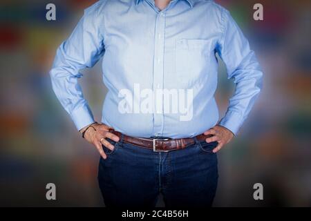 Mann mit einem großen Bauch trägt ein Hemd und Jeans, Vorderansicht Stockfoto
