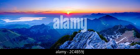 Panoramafoto, Alpenpanorama bei Sonnenaufgang vom Chiemsee über die Chiemgauer Alpen zu den Berchtesgadener Alpen, Kampenwand, Aschau im Chiemgau, Ober Stockfoto