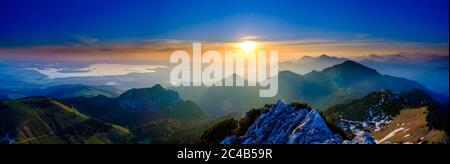 Panoramafoto, Alpenpanorama bei Sonnenaufgang vom Chiemsee über die Chiemgauer Alpen zu den Berchtesgadener Alpen, Kampenwand, Aschau im Chiemgau, Ober Stockfoto