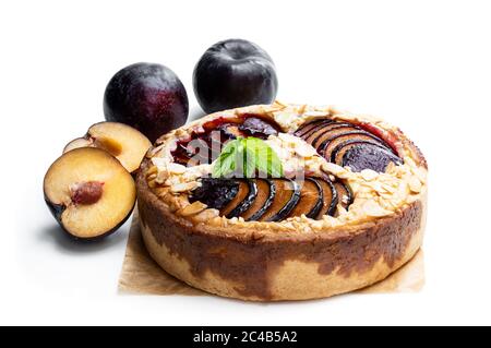 Hausgemachte Pflaumenkuchen isoliert auf weißem Hintergrund Stockfoto