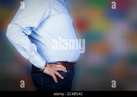 Mann mit einem großen Bauch trägt ein Hemd und Jeans, Seitenansicht Stockfoto