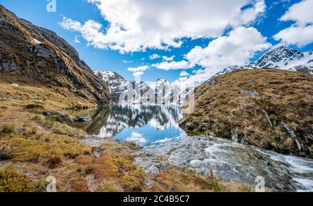 Berge spiegeln sich in See, Lake Harris, Conical Hill, Routeburn Track, Mount Aspiring National Park, Westland District, Westküste, South Island Stockfoto