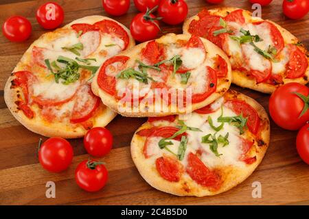 Schwäbische Küche, Dinnnete, Dennete, Schwäbische Pizza mit Tomaten, Käse und Basilikum, Deutschland Stockfoto