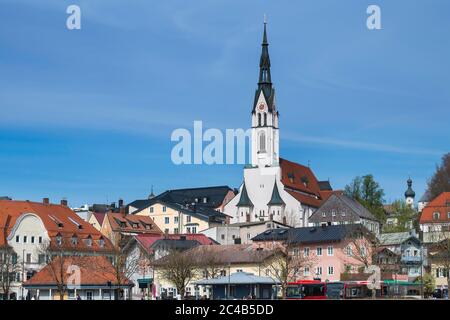 Bad Tölz mit der Pfarrkirche Mariä Himmelfahrt, Oberbayern, Bayern, Deutschland Stockfoto