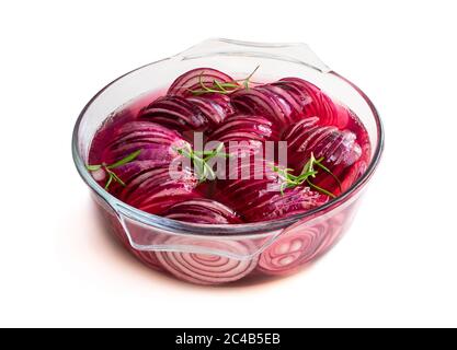 Marinierte eingelegte rote Zwiebelringe in Glasschale isoliert auf weiß Stockfoto