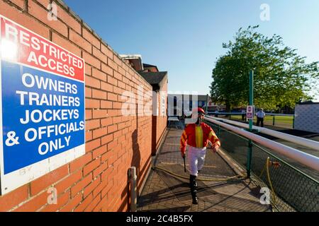 Ein allgemeiner Blick, als Jockeys den Wägeraum verlassen und sich auf den Weg zum Paradering auf der Leicester Racecourse machen. Stockfoto