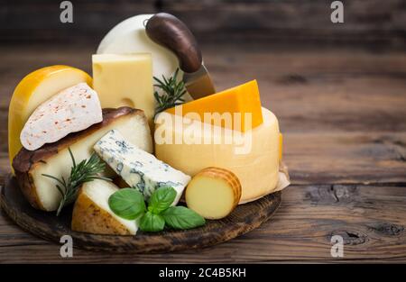 Verschiedene Käsesorten auf dem Holztisch Stockfoto