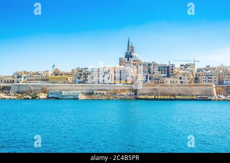 Schöne Landschaft mit Panoramablick auf die Valletta - Hauptstadt von Malta mit alten traditionellen Gebäuden und St. Pauls Kathedrale Stockfoto