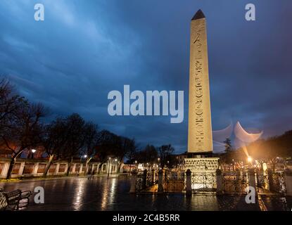 Beleuchteter ägyptischer Obelisk auf dem Hippodrom am Abend, auch Sultanahmet Squarean Teil, Istanbul, Türkei Stockfoto