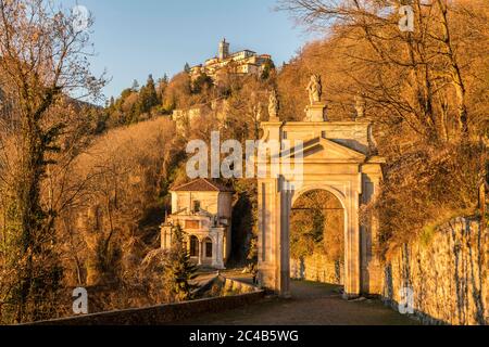 Pilgerweg mit Kapelle X, Arco di Sant'Ambrogio und dem Wallfahrtsort Santa Maria del Monte, Sacro Monte di Varese, Barock, UNESCO World Stockfoto