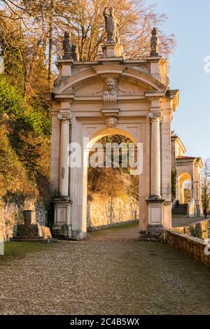 Pilgerweg mit Arco di Sant'Ambrogio, Sacro Monte di Varese, Barock, UNESCO Weltkulturerbe, Varese, Lombardei, Italien Stockfoto