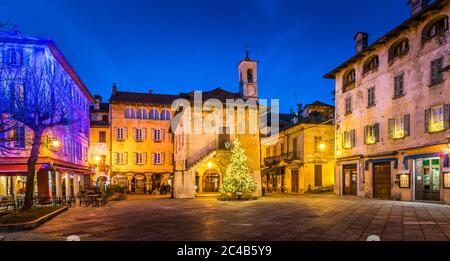 Piazza Motta mit dem Palazzo Comunale, Orta San Giulio, Lago d'Orta, Provinz Novara, Piemont, Italien Stockfoto