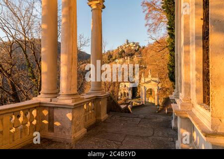 Pilgerweg mit Kapelle X und XI, Arco di Sant'Ambrogio und dem Wallfahrtsort Santa Maria del Monte, Sacro Monte di Varese, Barock, UNESCO Stockfoto