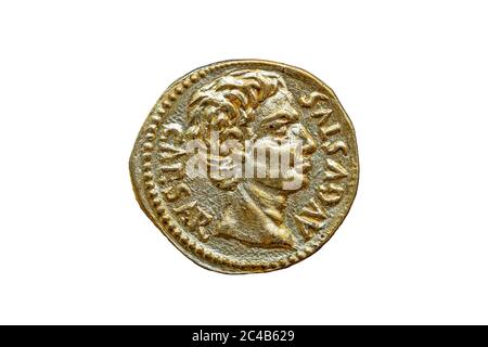 Römische Gold Aureus Replik Münze Vorderseite des römischen Kaisers Augustus 27BC-14AD ausgeschnitten und isoliert auf weißem Hintergrund Stockfoto