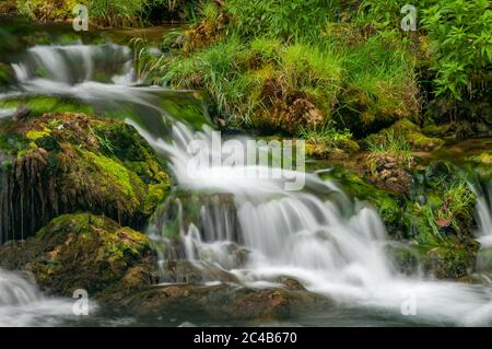 Kleiner Wasserfall am Fluss Una, Bosanska Krupa, Bosnien und Herzegowina Stockfoto