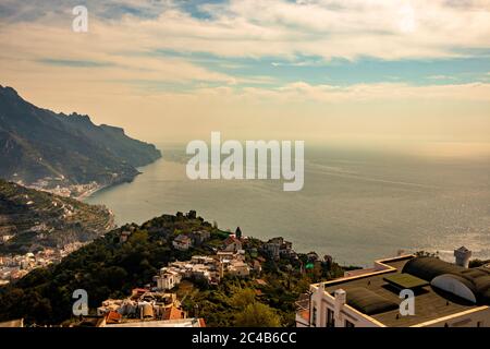 Schönes Panorama von Ravello, Salerno, in der Provinz Salerno, an der Amalfiküste Stockfoto