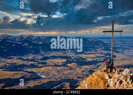 Panorama vom Rubihorn, 1957m, Gipfelkreuz, Blick ins Illertal, Allgäu, Bayern, Deutschland Stockfoto