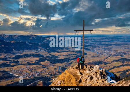 Panorama vom Rubihorn, 1957m, Gipfelkreuz, Blick ins Illertal, Allgäu, Bayern, Deutschland Stockfoto