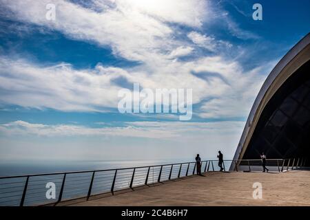 14. Oktober 2018 - Ravello, Kampanien, Italien - die Menschen bewundern die Aussicht und das Meer aus dem Auditorium Ravello, Amalfi. Moderne Architektur, Design und Stockfoto