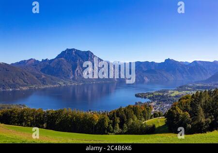 Panoramablick vom Gmundnerberg auf Altmünster, Traun und Traunstein, Salzkammergut, Oberösterreich, Österreich Stockfoto