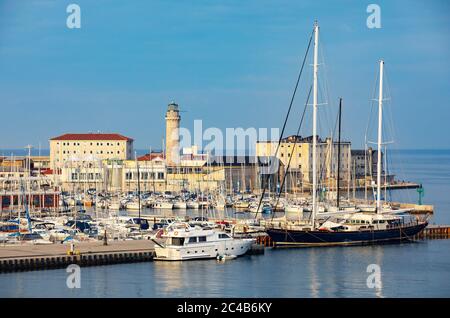 Blick auf Marina San Giusto und den Leuchtturm La Laterna, Triest, Golf von Triest, Friaul Julisch Venetien, Italien Stockfoto