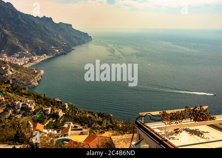 Schönes Panorama von Ravello, Salerno, in der Provinz Salerno, an der Amalfiküste Stockfoto