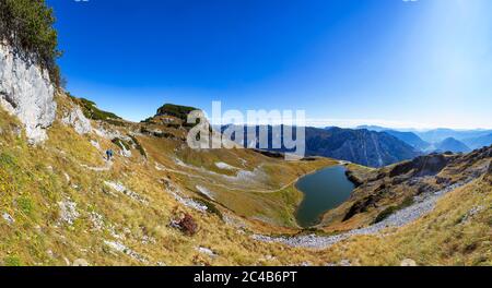 Panoramablick auf Augstsee und Atterkogel, Wanderer, Loser Panoramastraße, Altaussee, Ausseerland, Salzkammergut, Steiermark, Österreich Stockfoto