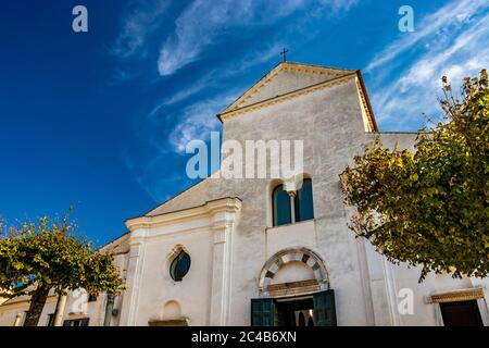 Der Hauptplatz von Ravello, mit seinem alten Dom, in der Provinz Salerno, an der Amalfiküste. Stockfoto