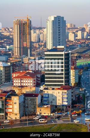 Blick auf die Stadt mit alten Wohngebäuden und neuen Hochhäusern, Istanbul, Türkei Stockfoto