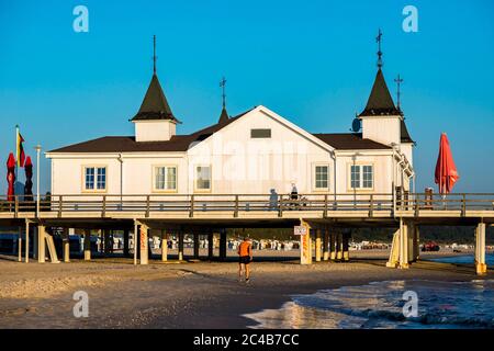 Pier Ahlbeck, Restaurant, Wandern, Strand, Badeort Ahlbeck, Usedom, Mecklenburg-Vorpommern, Deutschland Stockfoto