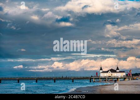 Pier Ahlbeck, Restaurant, Wandern, Strand, Badeort Ahlbeck, Usedom, Mecklenburg-Vorpommern, Deutschland Stockfoto