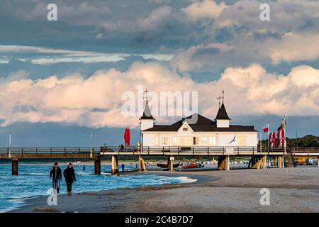 Pier Ahlbeck, Restaurant, Wandern, Strand, Badeort Ahlbeck, Usedom, Mecklenburg-Vorpommern, Deutschland Stockfoto