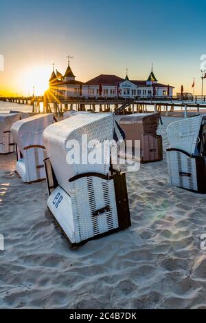 Pier Ahlbeck, Restaurant, Strandliegen, Sonnenaufgang, Badeort Ahlbeck, Usedom, Mecklenburg-Vorpommern, Deutschland Stockfoto