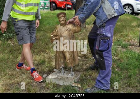 Die Stadtarbeiter versuchen, die Betonstatue des sowjetischen Militärkommandanten Ivan Konev, der am 24. Juni 2020 in der Koněvova-Straße im Bezirk Žižkov in Prag, Tschechien, Gold gemalt hat, zu entfernen. Die vor wenigen Tagen installierte Statue wurde von unbekannten Personen zerstört. Zwölf Statuen des umstrittenen sowjetischen Marschalls, entworfen von tschechischen Künstlern Tomáš Vrána, Martina Minařík Pavelková und Václav Minařík wurden vorübergehend anlässlich des Landschaftsfestivals an verschiedenen Orten in der Koněvova Straße installiert, die nach Ivan Konev benannt wurde, der Kommandant der 1. Ukrainischen Front der Roten Armee war, die an der li teilnahm Stockfoto