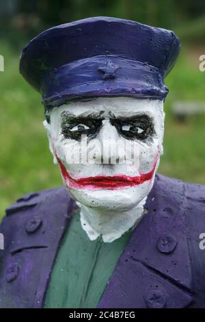 Betonierte Statue des sowjetischen Militärkommandanten Ivan Konev als Joker in der Koněvova Straße in Žižkov Bezirk in Prag, Tschechische Republik, abgebildet am 24. Juni 2020. Zwölf Statuen des umstrittenen sowjetischen Marschalls, entworfen von tschechischen Künstlern Tomáš Vrána, Martina Minařík Pavelková und Václav Minařík wurden vorübergehend anlässlich des Landschaftsfestivals an verschiedenen Orten in der Koněvova Straße installiert, die nach Ivan Konev benannt wurde, der Kommandant der 1. Ukrainischen Front der Roten Armee war, die an der Befreiung von Prag während der letzten Tage der Welt teilnahm Krieg II Stockfoto