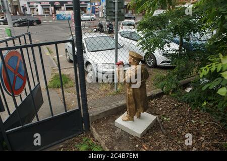 Die Betonstatue des sowjetischen Militärkommandanten Ivan Konev, mit roten Fäusten in der Koněvova Straße im Prager Bezirk Žižkov, abgebildet am 24. Juni 2020, ist goldfarben gestrichen. Zwölf Statuen des umstrittenen sowjetischen Marschalls, entworfen von tschechischen Künstlern Tomáš Vrána, Martina Minařík Pavelková und Václav Minařík wurden vorübergehend anlässlich des Landschaftsfestivals an verschiedenen Orten in der Koněvova Straße installiert, die nach Ivan Konev benannt wurde, der Kommandant der 1. Ukrainischen Front der Roten Armee war, die an der Befreiung von Prag während der letzten Tage der Welt teilnahm Krieg II Stockfoto