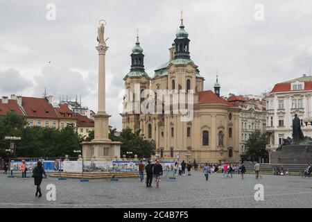 Mariensäule (Mariánský sloup) auf dem Altstädter Ring (Staroměstské náměstí) in Prag, Tschechische Republik. Die ursprüngliche Säule aus dem Jahr 1652 wurde im November 1918 zerstört, kurz nachdem die Unabhängigkeit der Tschechoslowakei vom österreichisch-ungarischen Reich ausgerufen wurde. Die Kopie der Mariensäule wurde am 4. Juni 2020 an derselben Stelle errichtet. Im Hintergrund ist die Kirche des Heiligen Nikolaus (Kostel svatého Mikuláše) zu sehen. Stockfoto