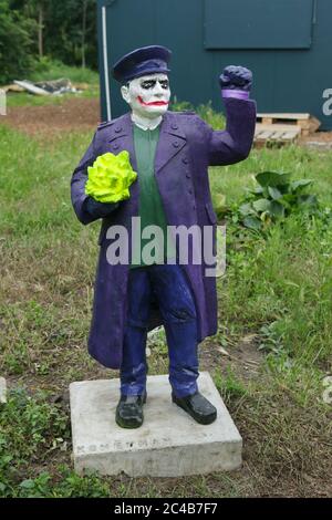 Betonierte Statue des sowjetischen Militärkommandanten Ivan Konev als Joker in der Koněvova Straße in Žižkov Bezirk in Prag, Tschechische Republik, abgebildet am 24. Juni 2020. Zwölf Statuen des umstrittenen sowjetischen Marschalls, entworfen von tschechischen Künstlern Tomáš Vrána, Martina Minařík Pavelková und Václav Minařík wurden vorübergehend anlässlich des Landschaftsfestivals an verschiedenen Orten in der Koněvova Straße installiert, die nach Ivan Konev benannt wurde, der Kommandant der 1. Ukrainischen Front der Roten Armee war, die an der Befreiung von Prag während der letzten Tage der Welt teilnahm Krieg II Stockfoto