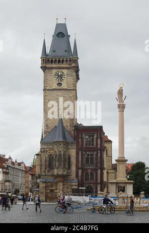 Mariensäule (Mariánský sloup) vor dem Alten Rathaus (Staroměstská radnice) auf dem Altstädter Ring (Staroměstské náměstí) in Prag, Tschechische Republik. Die ursprüngliche Säule aus dem Jahr 1652 wurde im November 1918 zerstört, kurz nachdem die Unabhängigkeit der Tschechoslowakei vom österreichisch-ungarischen Reich ausgerufen wurde. Die Kopie der Mariensäule wurde am 4. Juni 2020 an derselben Stelle errichtet. Stockfoto