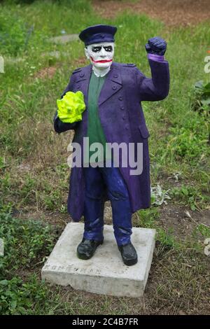 Betonierte Statue des sowjetischen Militärkommandanten Ivan Konev als Joker in der Koněvova Straße in Žižkov Bezirk in Prag, Tschechische Republik, abgebildet am 24. Juni 2020. Zwölf Statuen des umstrittenen sowjetischen Marschalls, entworfen von tschechischen Künstlern Tomáš Vrána, Martina Minařík Pavelková und Václav Minařík wurden vorübergehend anlässlich des Landschaftsfestivals an verschiedenen Orten in der Koněvova Straße installiert, die nach Ivan Konev benannt wurde, der Kommandant der 1. Ukrainischen Front der Roten Armee war, die an der Befreiung von Prag während der letzten Tage der Welt teilnahm Krieg II Stockfoto