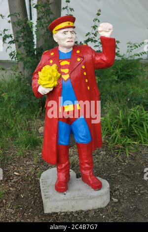 Betonierte farbige Statue des sowjetischen Militärkommandanten Ivan Konev als Superman in der Koněvova Straße in Žižkov Bezirk in Prag, Tschechische Republik, abgebildet am 24. Juni 2020. Zwölf Statuen des umstrittenen sowjetischen Marschalls, entworfen von tschechischen Künstlern Tomáš Vrána, Martina Minařík Pavelková und Václav Minařík wurden vorübergehend anlässlich des Landschaftsfestivals an verschiedenen Orten in der Koněvova Straße installiert, die nach Ivan Konev benannt wurde, der Kommandant der 1. Ukrainischen Front der Roten Armee war, die an der Befreiung von Prag während der letzten Tage der Welt teilnahm Krieg II Stockfoto