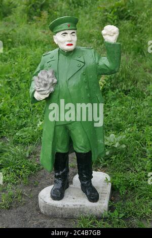 Betonfarbige Statue des sowjetischen Militärkommandanten Ivan Konev in der Koněvova Straße im Bezirk Žižkov in Prag, Tschechische Republik, abgebildet am 24. Juni 2020. Zwölf Statuen des umstrittenen sowjetischen Marschalls, entworfen von tschechischen Künstlern Tomáš Vrána, Martina Minařík Pavelková und Václav Minařík wurden vorübergehend anlässlich des Landschaftsfestivals an verschiedenen Orten in der Koněvova Straße installiert, die nach Ivan Konev benannt wurde, der Kommandant der 1. Ukrainischen Front der Roten Armee war, die an der Befreiung von Prag während der letzten Tage der Welt teilnahm Krieg II Stockfoto