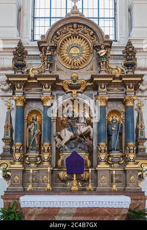 Seitenaltar mit Heiligenfiguren und dem Drachenschlager St. Michael, neue Pfarrkirche St. Margaret, Sendling, München, Oberbayern, Bayern, Deutschland Stockfoto